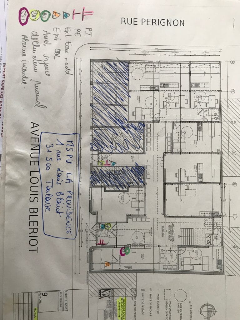 Un relevé de plan d'architecte utilisé pour un plan d'incendie, montrant un plan d'étage avec de nombreuses annotations manuscrites, des notes et des zones hachurées.